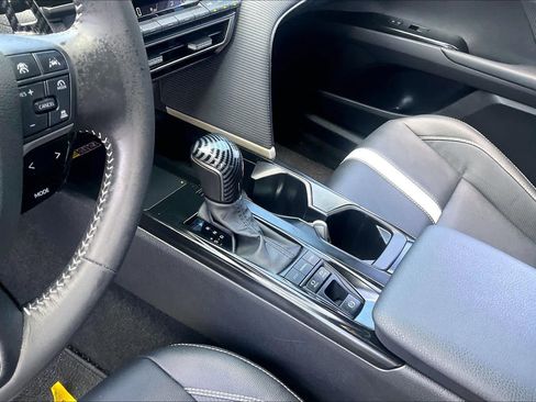 Used 2025 Toyota Camry SE w/ Convenience Package FWD image 15