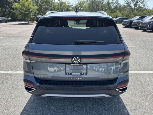 Certified 2025 Volkswagen Taos SE w/ Panoramic Sunroof Package FWD image 13