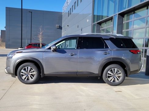 New 2025 Nissan Pathfinder SL image 2