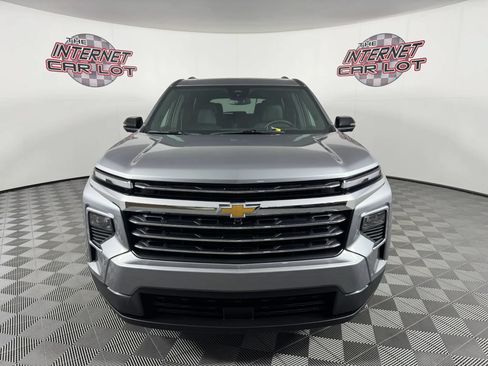 Used 2024 Chevrolet Traverse LT w/ Enhanced Driving Package AWD/4WD image 2