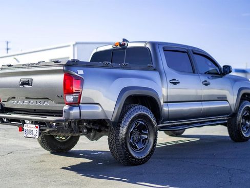 Used 2018 Toyota Tacoma TRD Off-Road w/ Technology Package image 10