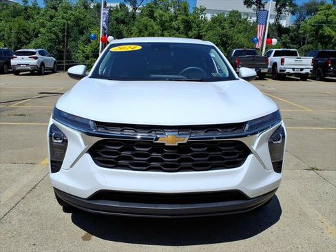 Used 2024 Chevrolet Trax LS w/ LS Convenience Package FWD image 3