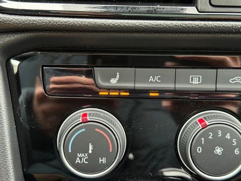 Used 2023 Volkswagen Taos SE w/ Panoramic Sunroof Package image 20