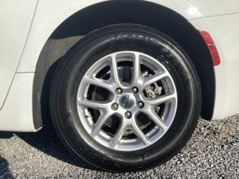 Used 2023 Chrysler Pacifica Touring-L image 40