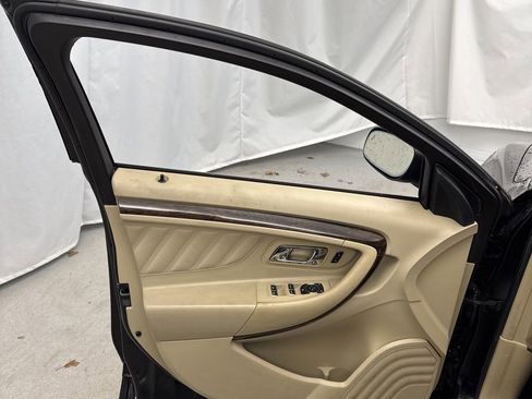 Used 2018 Ford Taurus Limited image 11