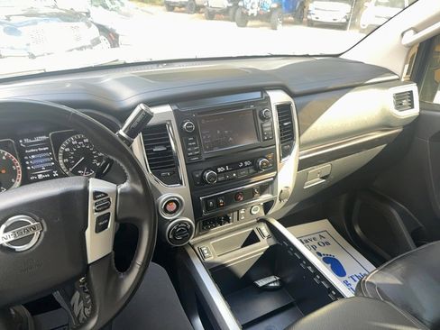 Used 2017 Nissan Titan SV image 15