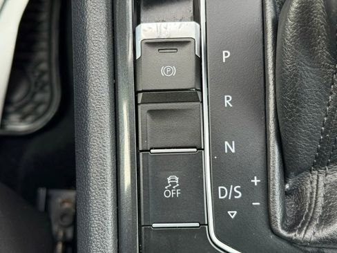 Used 2018 Volkswagen Tiguan SE w/ Panoramic Sunroof Package image 36