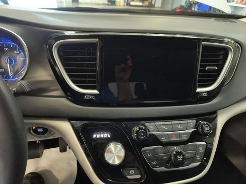 Used 2024 Chrysler Pacifica Touring-L FWD image 21