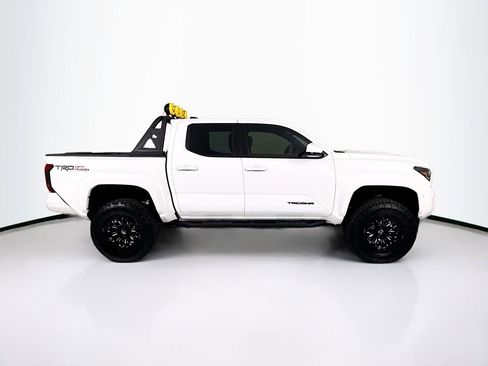 Used 2025 Toyota Tacoma TRD Sport AWD/4WD image 4