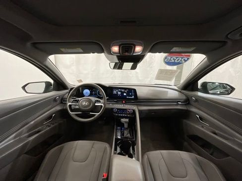 Used 2025 Hyundai Elantra SEL FWD image 16
