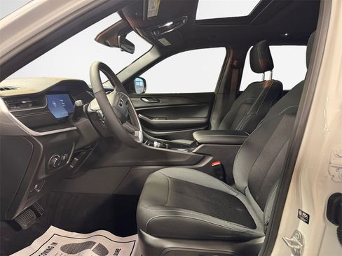 Used 2025 Jeep Grand Cherokee Laredo w/ Luxury Tech Group I image 10