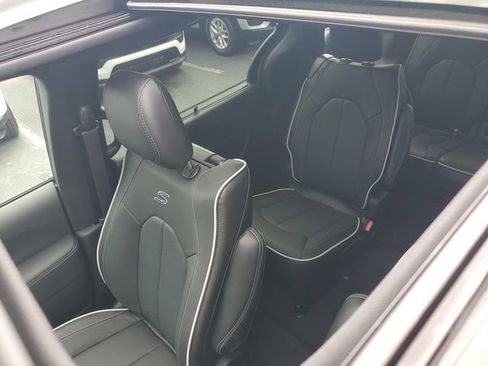 New 2026 Chrysler Pacifica Limited w/ Uconnect Theater Family Group image 36