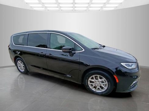 Used 2025 Chrysler Pacifica Select FWD image 2