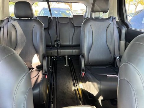 Certified 2025 Kia Carnival EX image 6