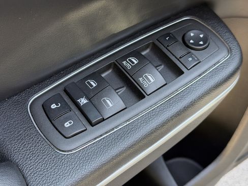 Used 2022 Chrysler 300 S RWD image 5