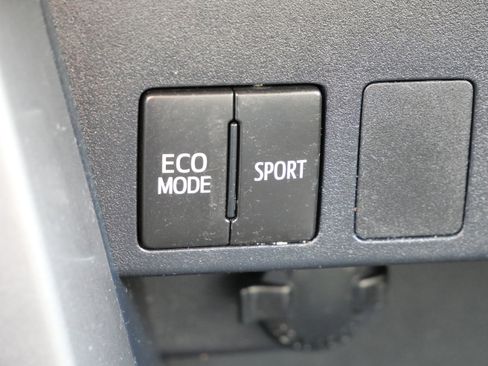 Used 2016 Toyota RAV4 LE image 27