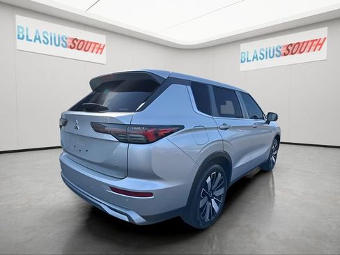 Used 2025 Mitsubishi Outlander AWD image 3