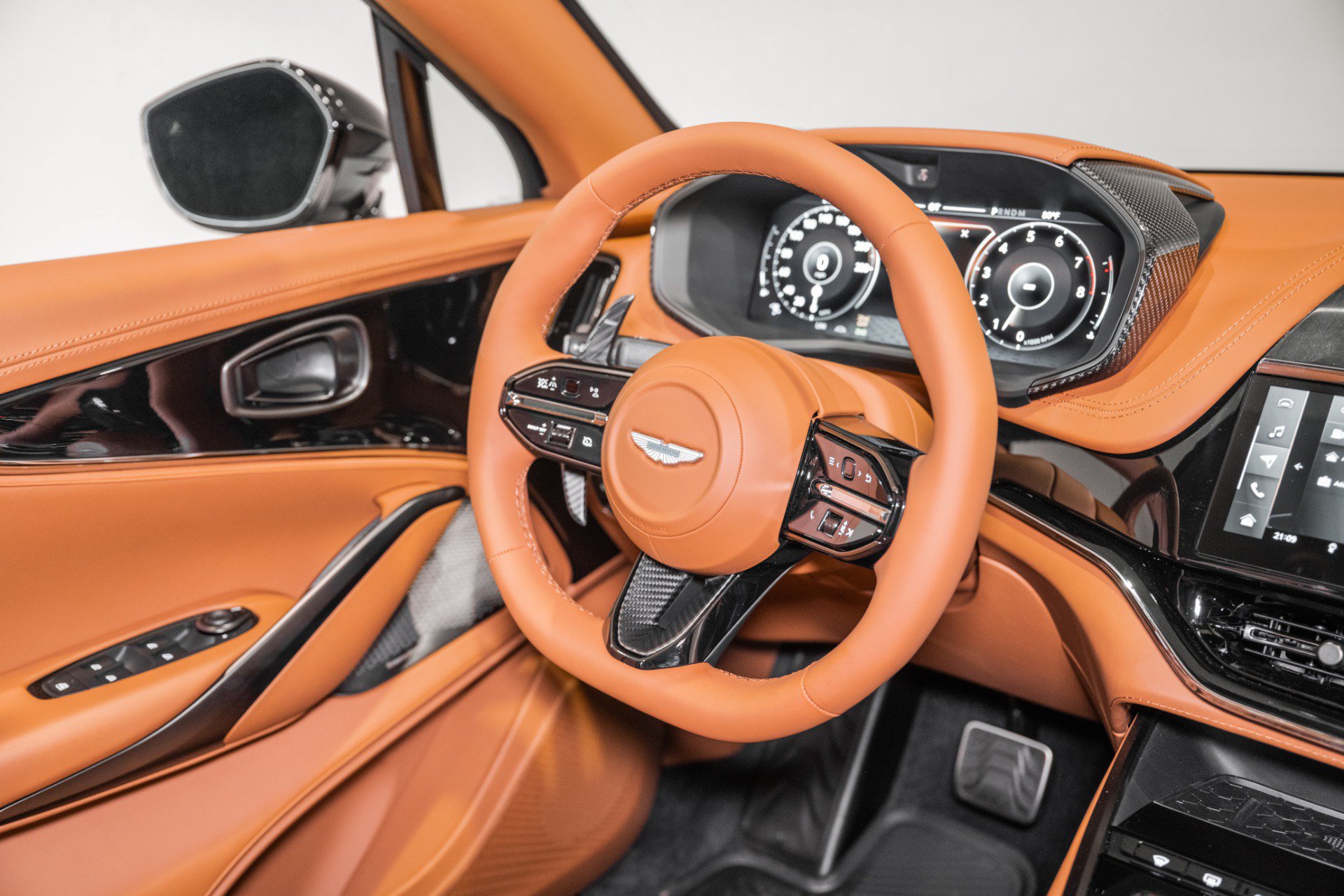 Used 2026 Aston Martin DBX S AWD/4WD image 25
