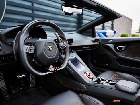 Used 2023 Lamborghini Huracan EVO image 2