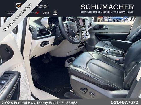 Used 2023 Chrysler Pacifica Touring-L FWD image 11