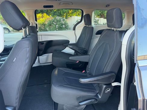 Used 2023 Chrysler Voyager LX image 24