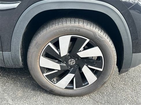 Certified 2025 Volkswagen Atlas Cross Sport SEL image 12
