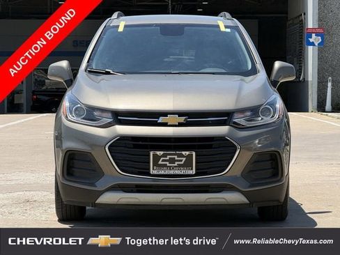 Used 2022 Chevrolet Trax LT w/ LT Convenience Package FWD image 3