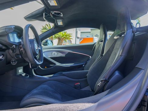 Used 2025 McLaren Artura image 15