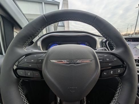 New 2026 Chrysler Pacifica Limited image 19