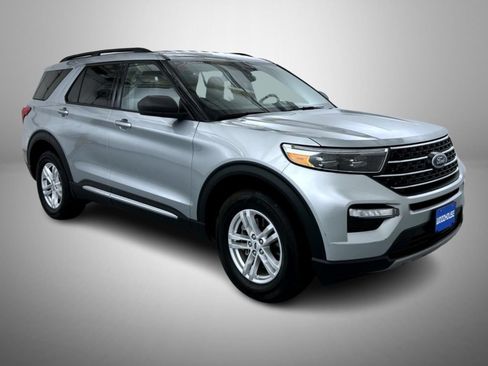 Used 2023 Ford Explorer XLT w/ Equipment Group 202A AWD/4WD image 3