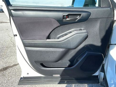 Used 2022 Toyota Highlander L image 20