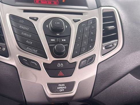 Used 2013 Ford Fiesta SE image 25