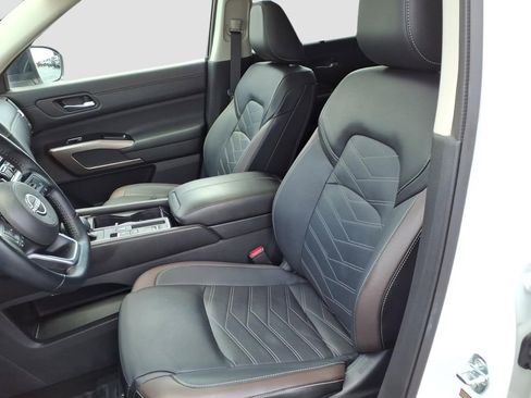 Used 2024 Nissan Pathfinder Platinum FWD image 18