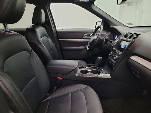 Used 2018 Ford Explorer XLT w/ Equipment Group 202A FWD image 21