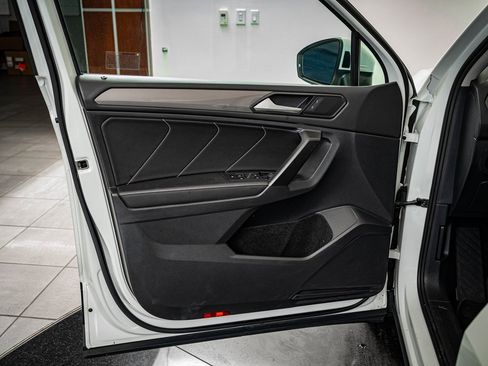 Used 2023 Volkswagen Tiguan SE w/ Panoramic Sunroof Package image 25