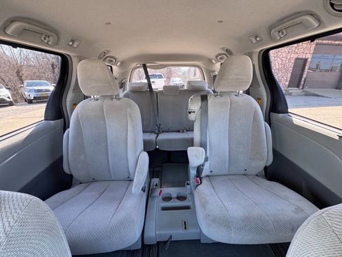 Used 2014 Toyota Sienna LE image 29