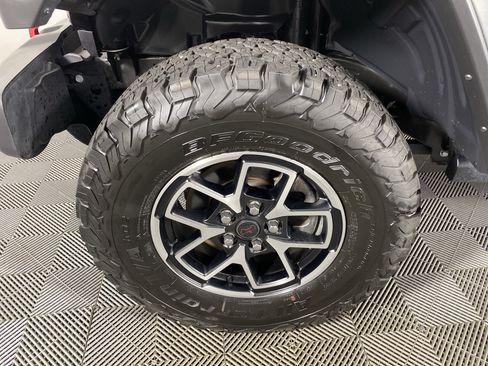 Used 2025 Jeep Wrangler Unlimited Rubicon w/ Convenience Group AWD/4WD image 12