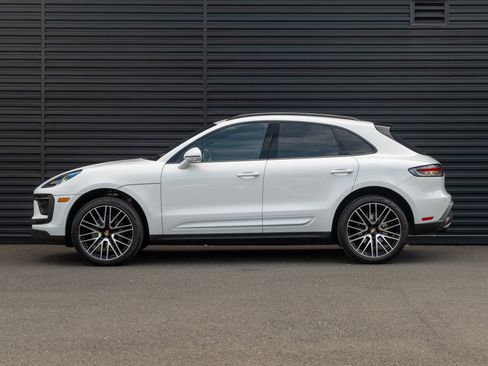 Certified 2025 Porsche Macan AWD/4WD image 2