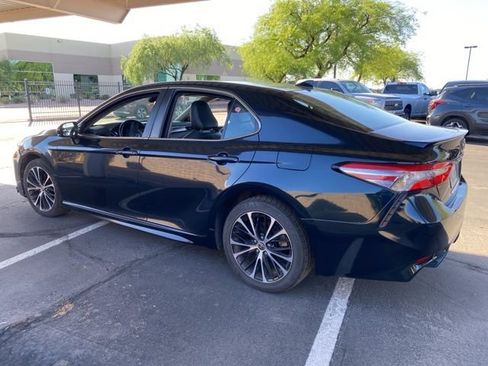Used 2020 Toyota Camry SE w/ Carpet Mat Package FWD image 2