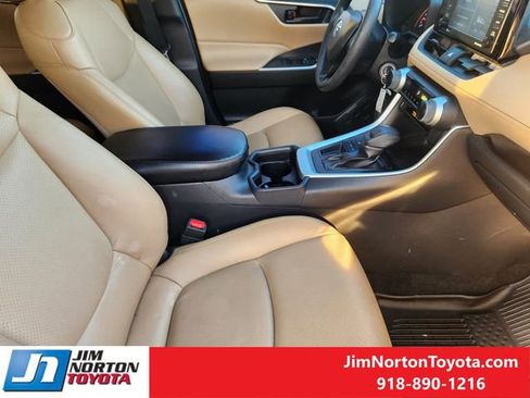 Used 2020 Toyota RAV4 LE image 14