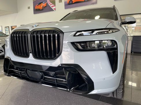 Used 2023 BMW X7 xDrive40i w/ M Sport Package AWD/4WD image 11