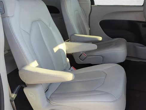 Used 2021 Chrysler Voyager Lxi image 25