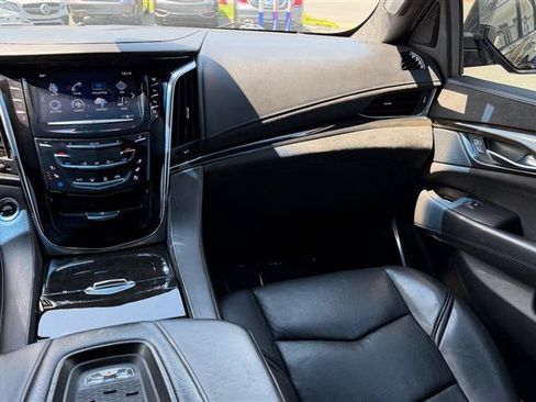 Used 2017 Cadillac Escalade Platinum AWD/4WD image 19