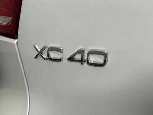 Certified 2025 Volvo XC40 B5 Plus AWD/4WD image 8