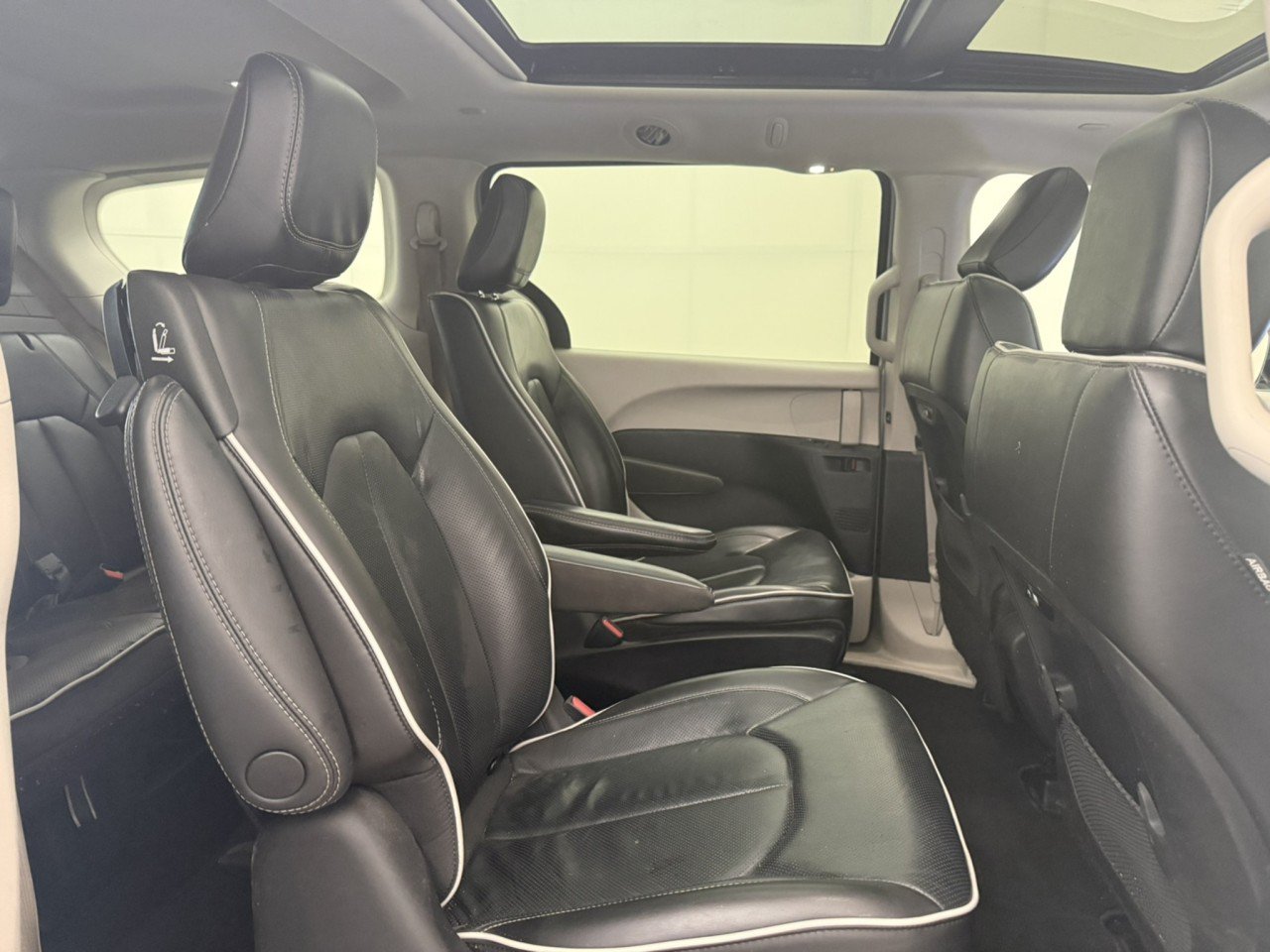 Used 2023 Chrysler Pacifica Limited FWD image 13