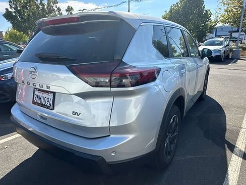 Used 2024 Nissan Rogue SV FWD image 5