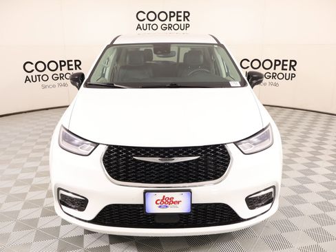 Used 2024 Chrysler Pacifica Touring-L FWD image 7