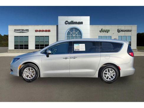 Used 2023 Chrysler Voyager LX image 8