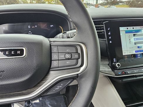 Used 2024 Jeep Wagoneer L Series II image 25