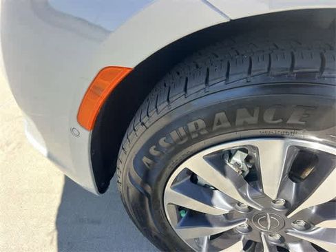 Used 2021 Chrysler Pacifica Limited w/ Uconnect Theater Family Group image 23